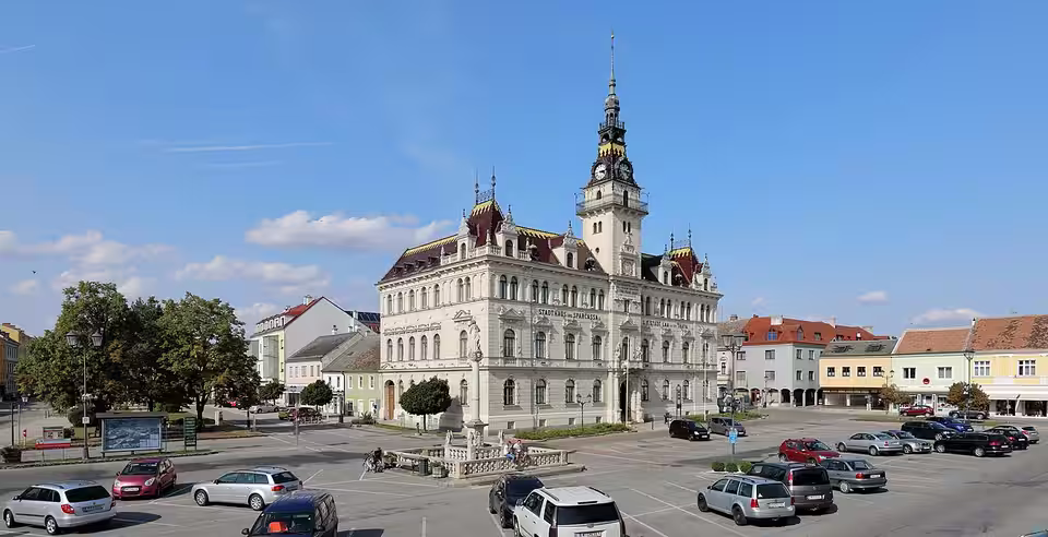 Stadtplatz mit Rathaus und Mariensäule in Laa an der Thaya