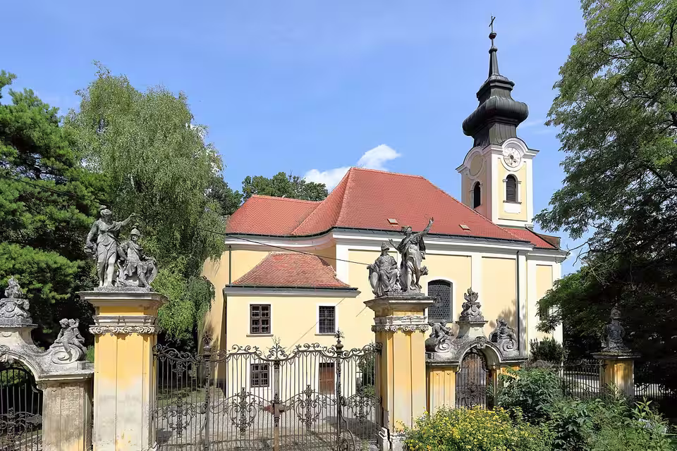Pfarrkirche hl. Andreas mit Schlosstor in Ladendorf.