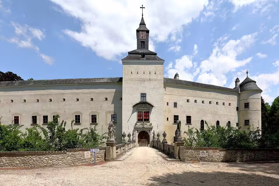 Schloss Niederleis mit Brücke und Eingangsturm