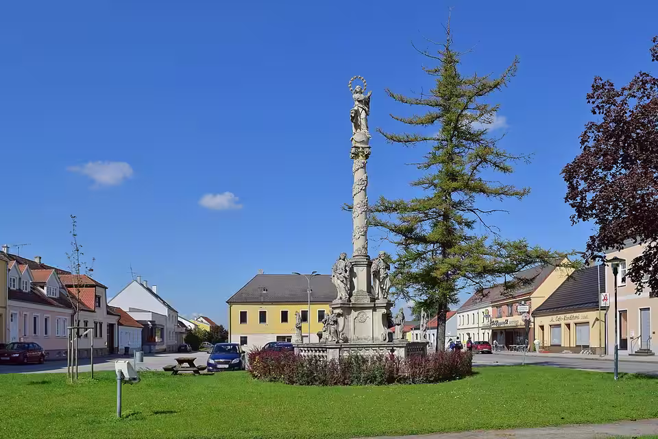 Hauptplatz mit Mariensäule in Stronsdorf