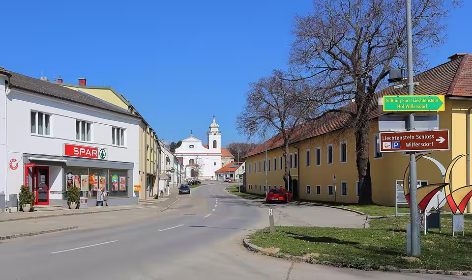 Marktplatz mit Blick zur Kirche in Wilfersdorf