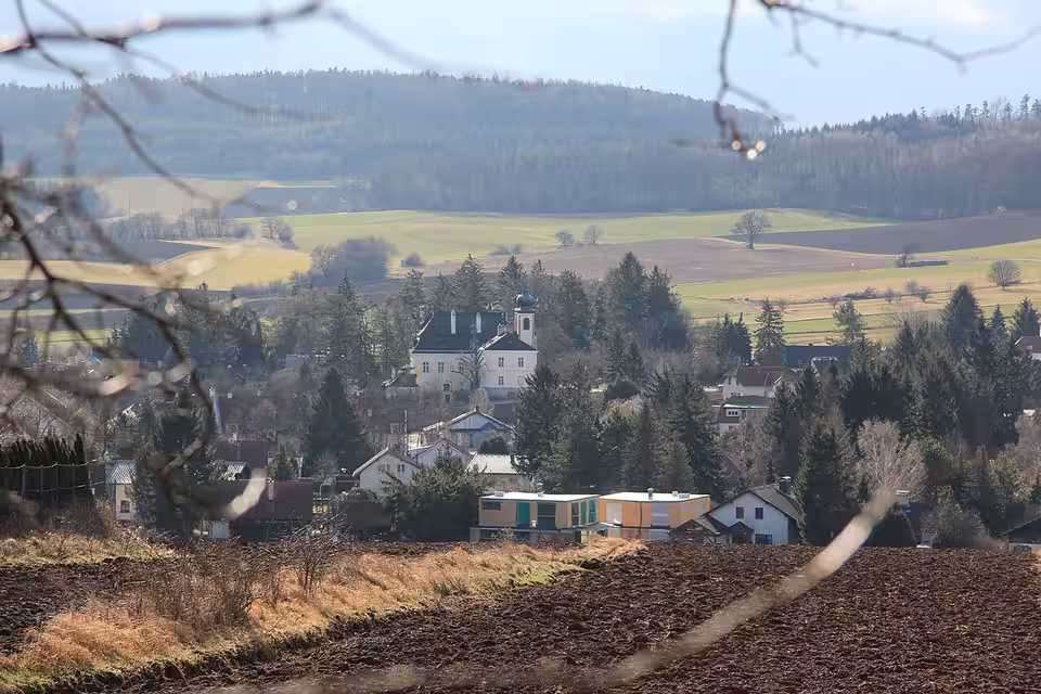 Blick auf Obergaaden mit Kirche in der Gemeinde Gaaden