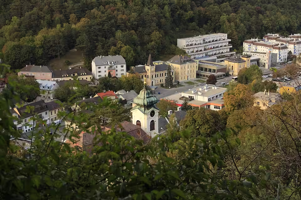 Pfarrkirche St. Jakob und Ortsbebauung in Kaltenleutgeben.