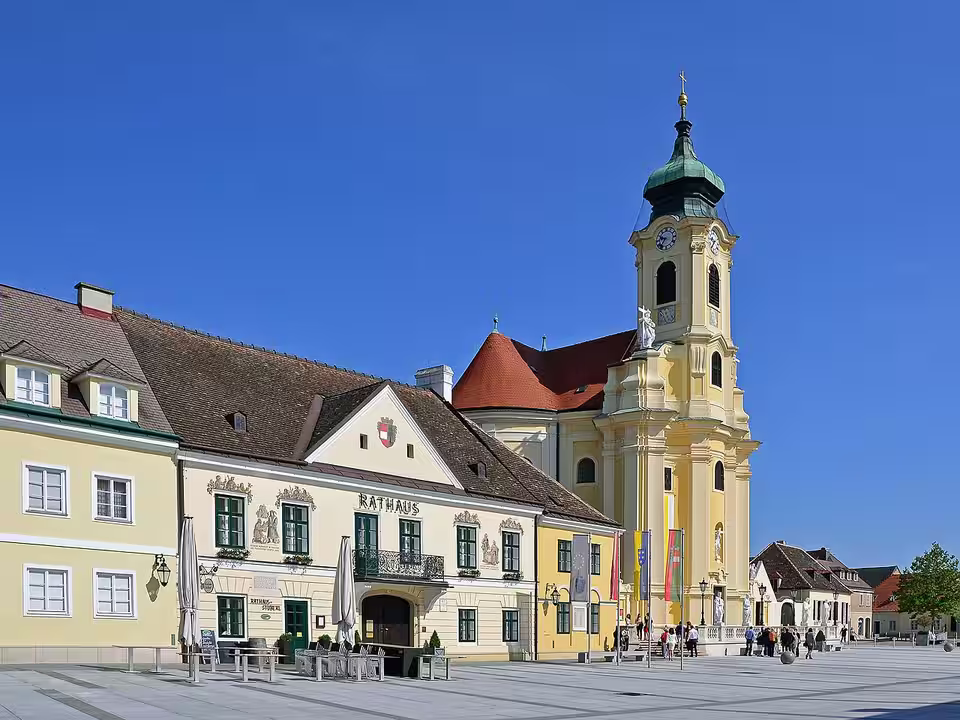 Hauptplatz mit Pfarrkirche in Laxenburg.