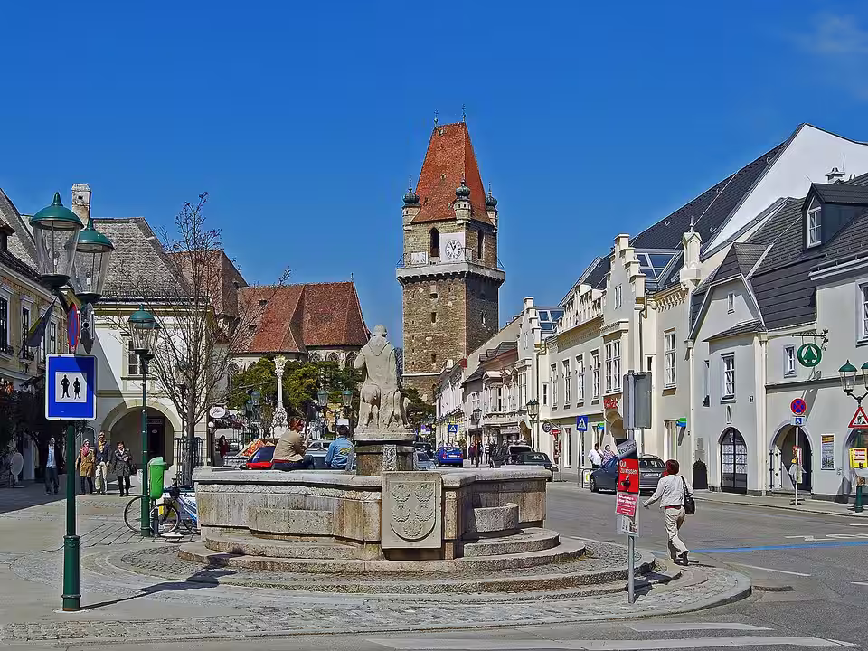 Marktplatz mit Brunnen und Wehrturm in Perchtoldsdorf.