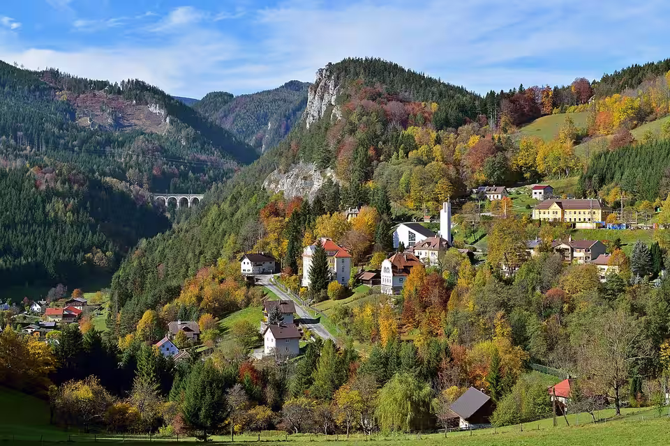 Breitenstein mit dem Kalte-Rinne-Viadukt der Semmeringbahn.