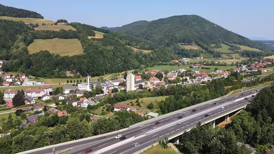 Luftaufnahme von Grimmenstein mit der Südautobahn im Vordergrund.