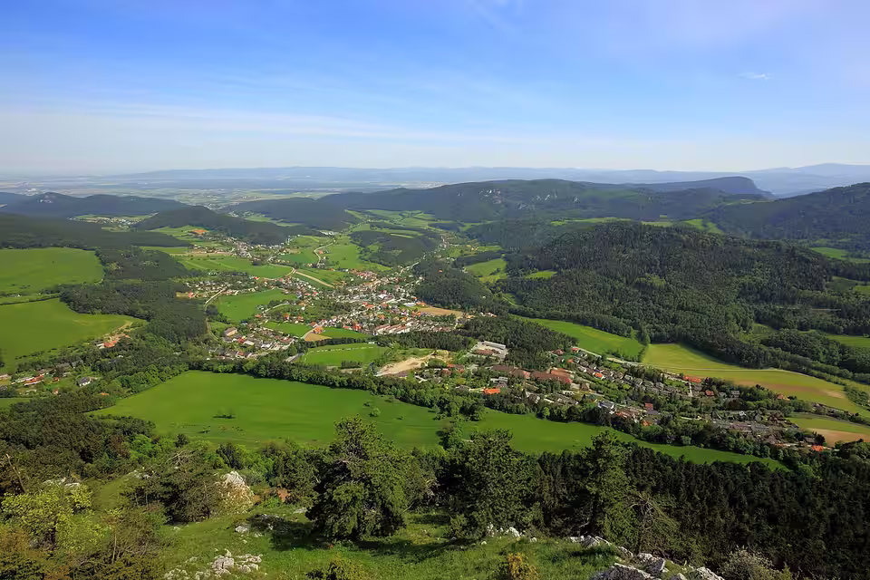 Blick vom Gelände auf Grünbach am Schneeberg.