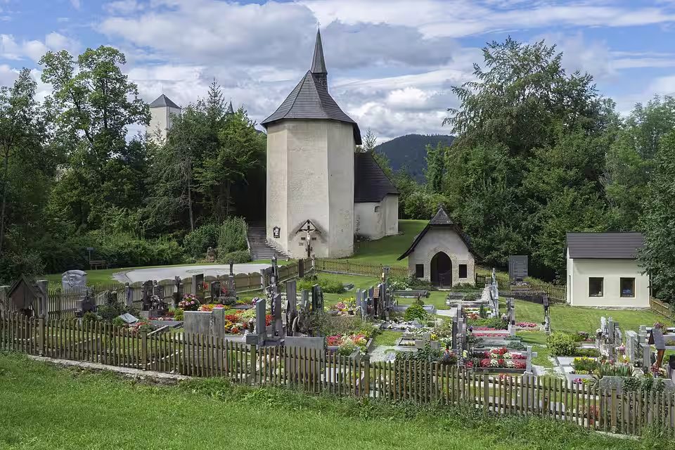 Pfarrkirche und Friedhof in Kranichberg, Gemeinde Kirchberg am Wechsel.