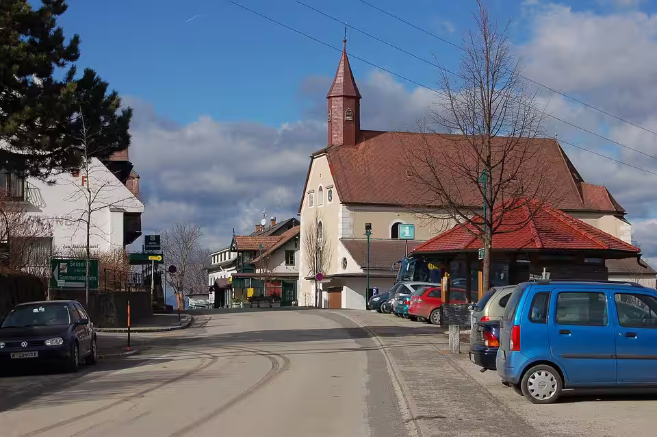 Hauptstraße und Pfarrkirche in St. Corona am Wechsel.