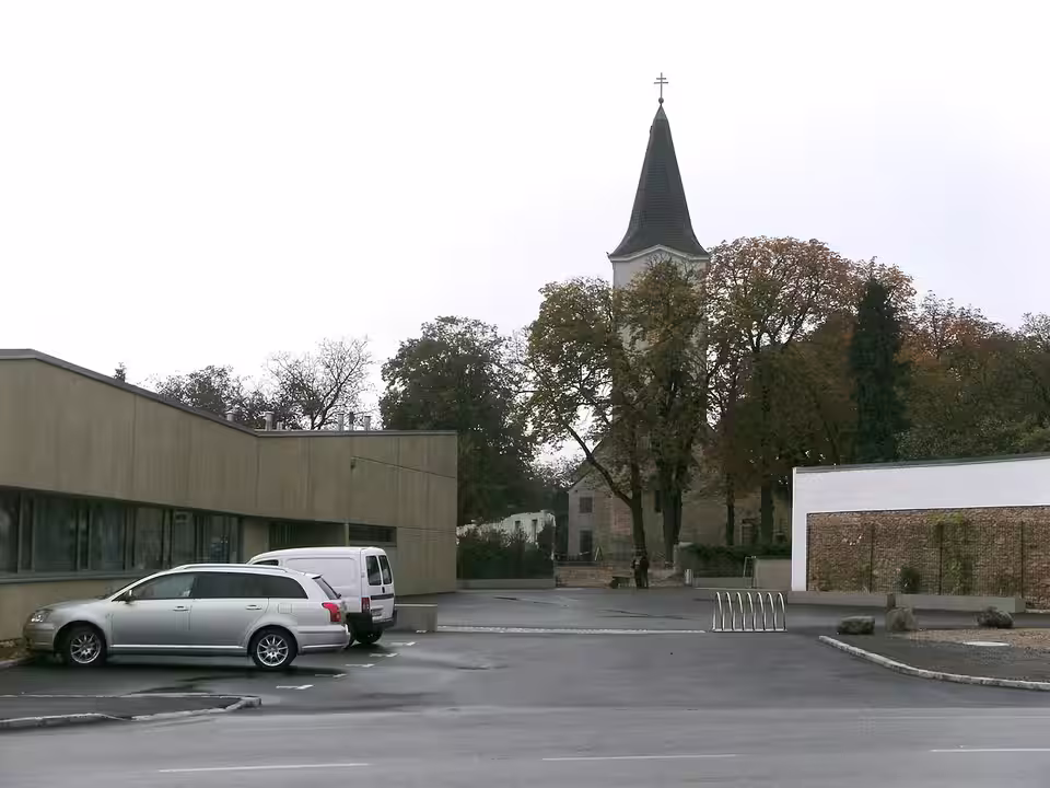 Kirchenplatz mit Pfarrkirche und Gemeindezentrum in St. Egyden am Steinfeld.