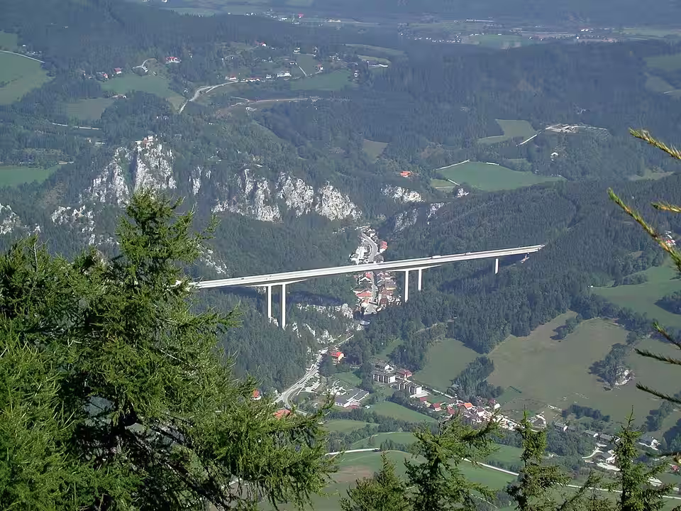 Schottwien mit der Brücke der Semmering-Schnellstraße S6