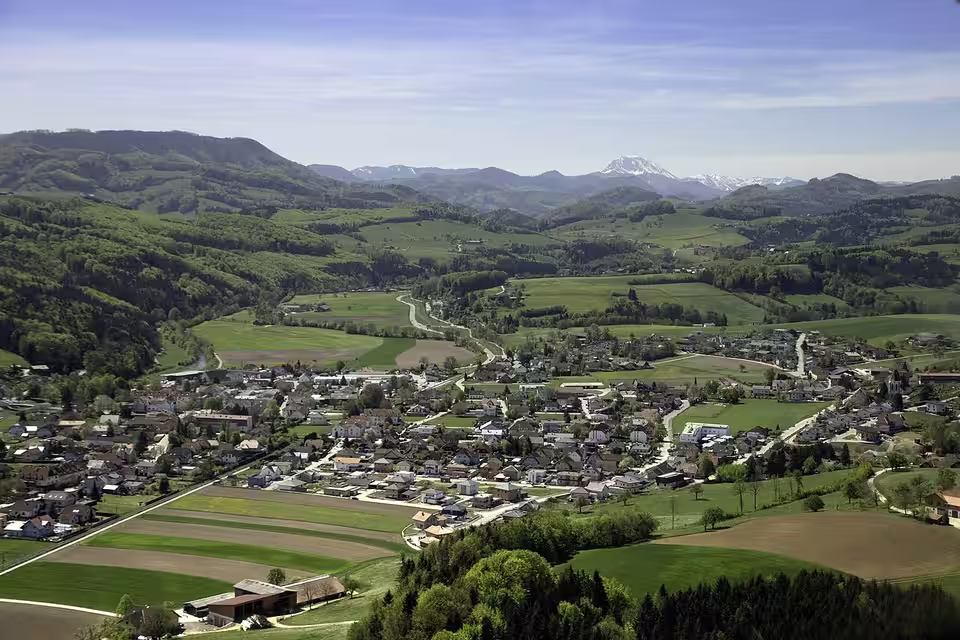 Hofstetten-Grünau mit dem Ötscher im Hintergrund
