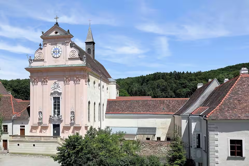 Klosterkirche und Prälatenhof der Kartause Mauerbach