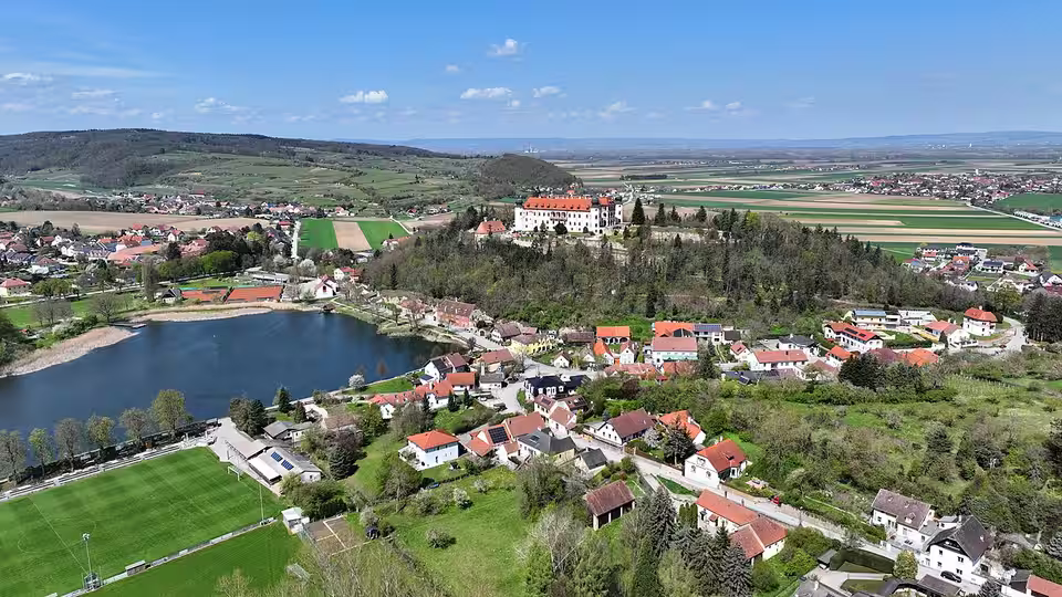 Blick auf Sitzenberg mit Schloss und Schlossteich