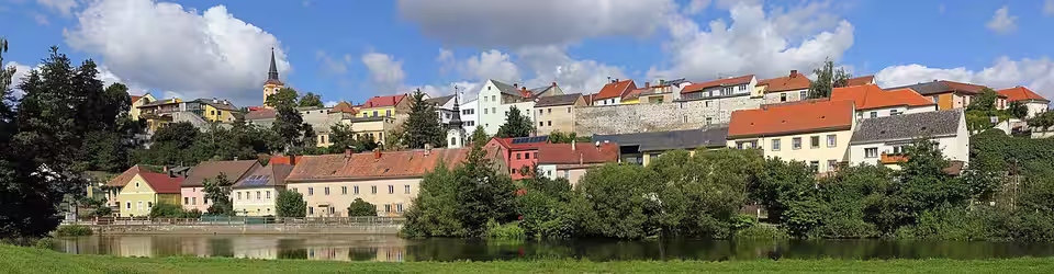 Blick vom Thayaufer auf Waidhofen an der Thaya