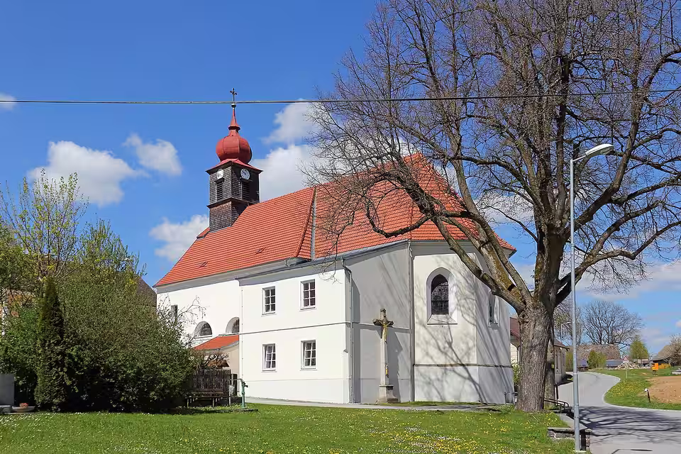 Pfarrkirche Buchbach mit den geschützten Sommerlinden, Gemeinde Waidhofen an der Thaya-Land