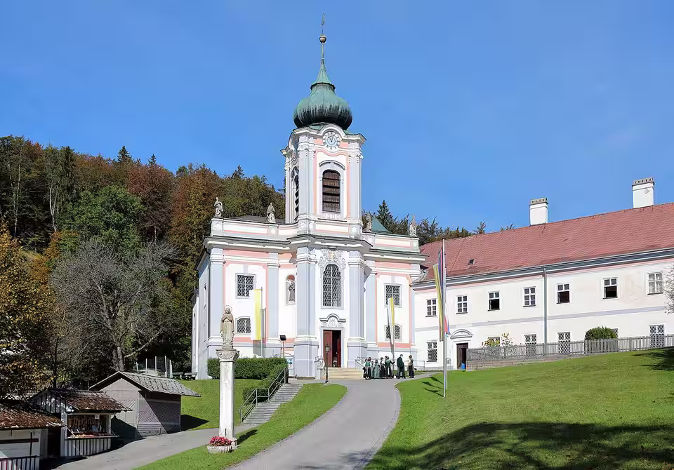 Wallfahrtskirche und Kloster auf dem Mariahilfberg in Gutenstein