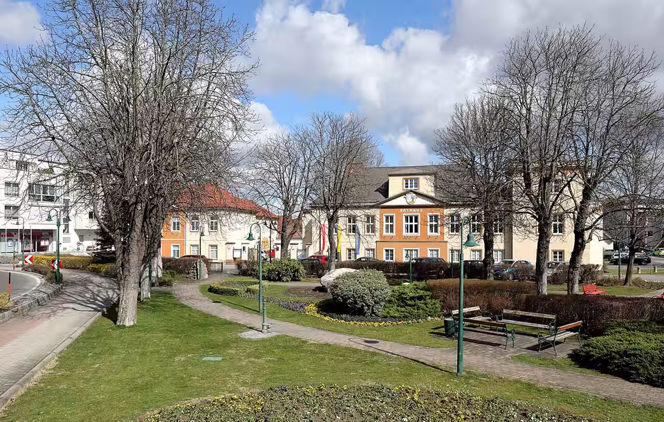 Hauptplatz mit Park und Rathaus in Sollenau