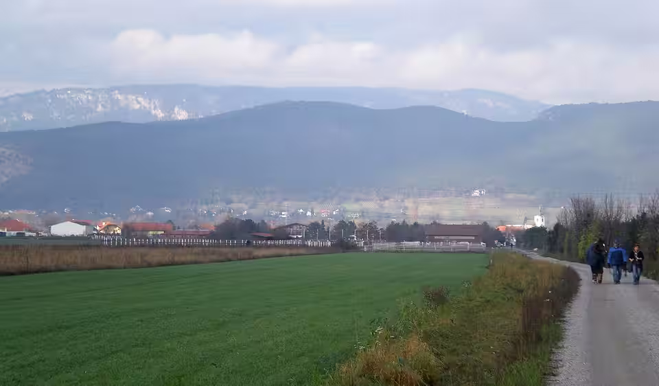 Blick auf Weikersdorf am Steinfelde von Südosten