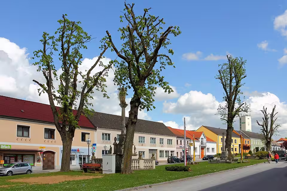 Hauptplatz von Schweiggers mit geschützter Baumgruppe