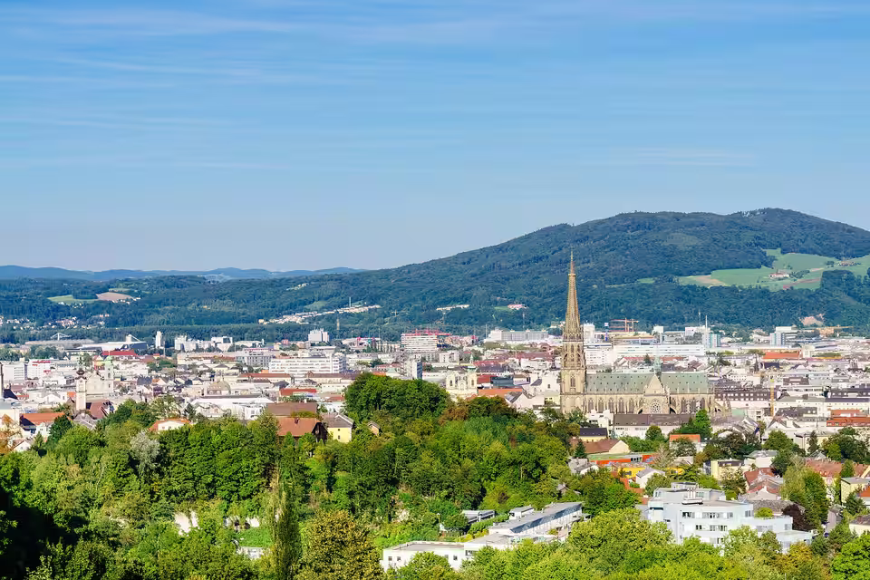 Blick vom Freinberg über Linz mit dem Mariendom