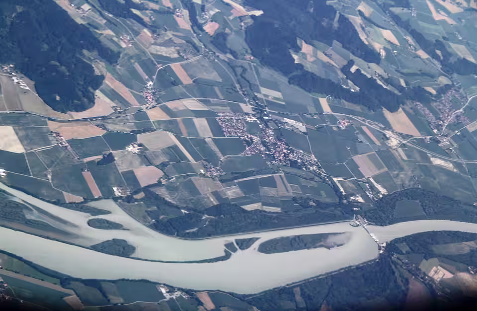 Luftaufnahme des Inns bei Mining und Ering