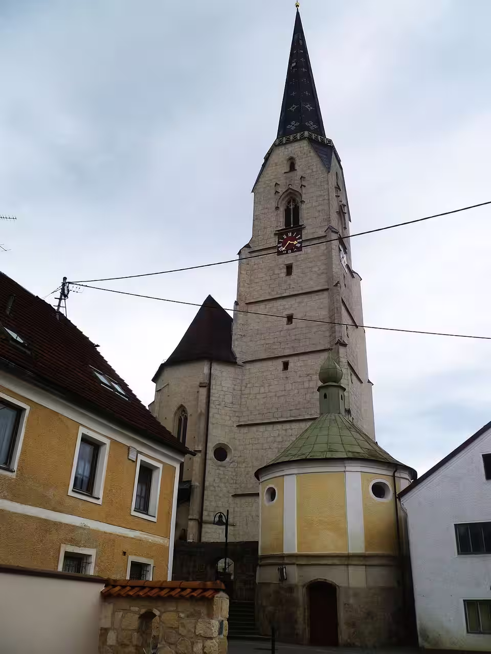 Kirche in Neukirchen an der Enknach