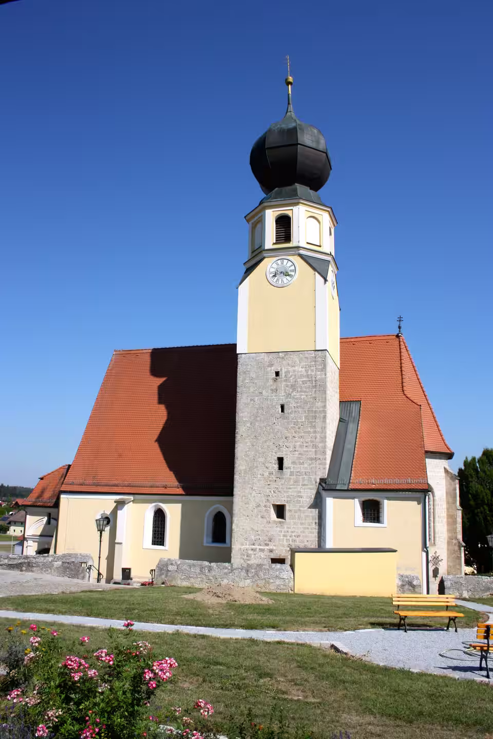 Pfarrkirche Mariä Geburt in Treubach