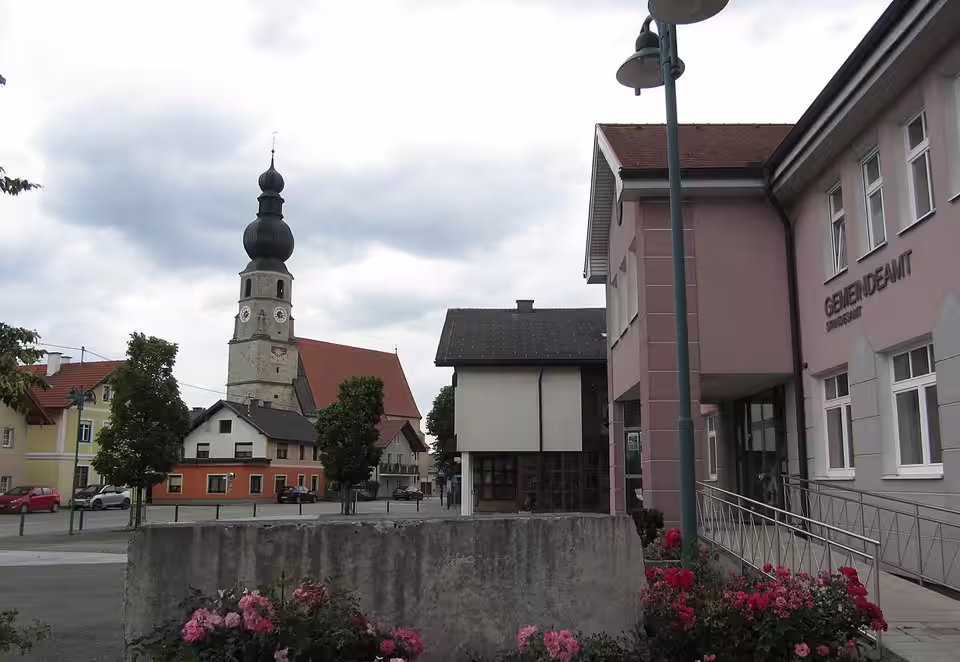 Hauptstraße mit Pfarrkirche und Gemeindeamt in Weng im Innkreis
