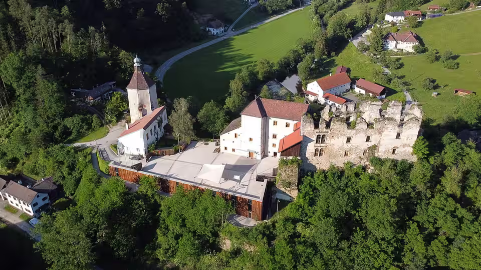 Luftaufnahme der Burg Reichenstein in Tragwein