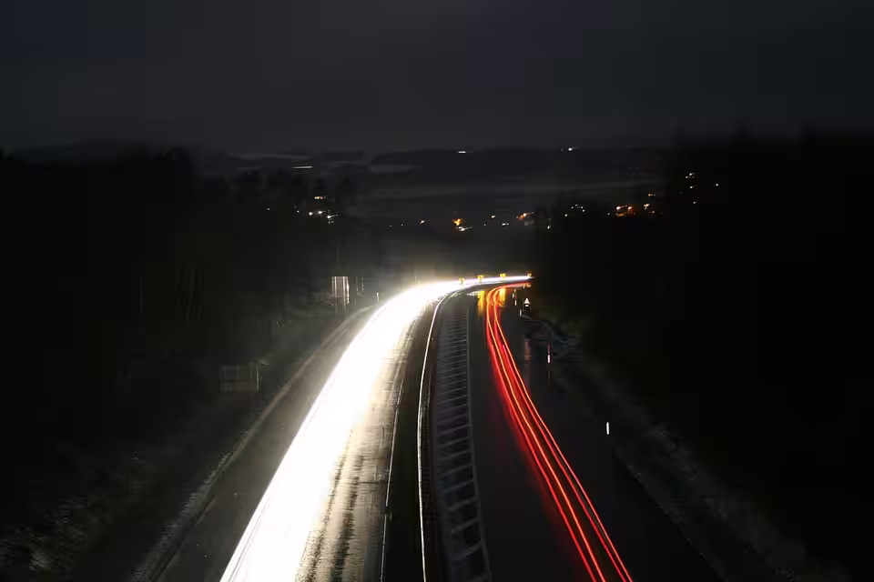 Nächtliche Lichtspuren auf der A7 in Unterweitersdorf