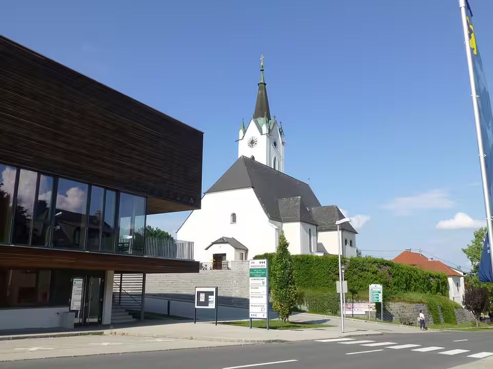 Pfarrkirche und Gemeindeamt in Meggenhofen