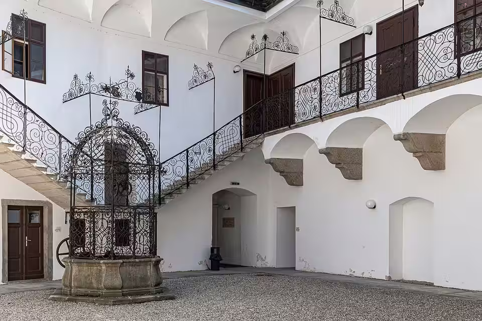 Innenhof mit Brunnen im Schloss Tollet