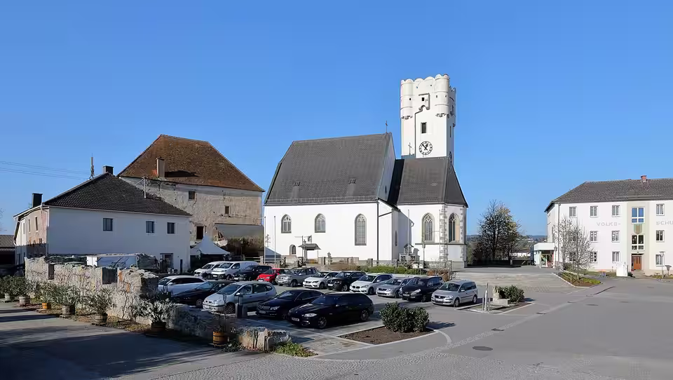 Schlossberg und Ortszentrum von Arbing