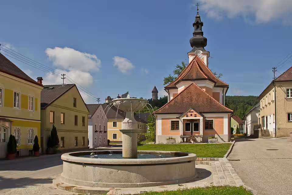 Marktplatz mit Marktbrunnen in Klam
