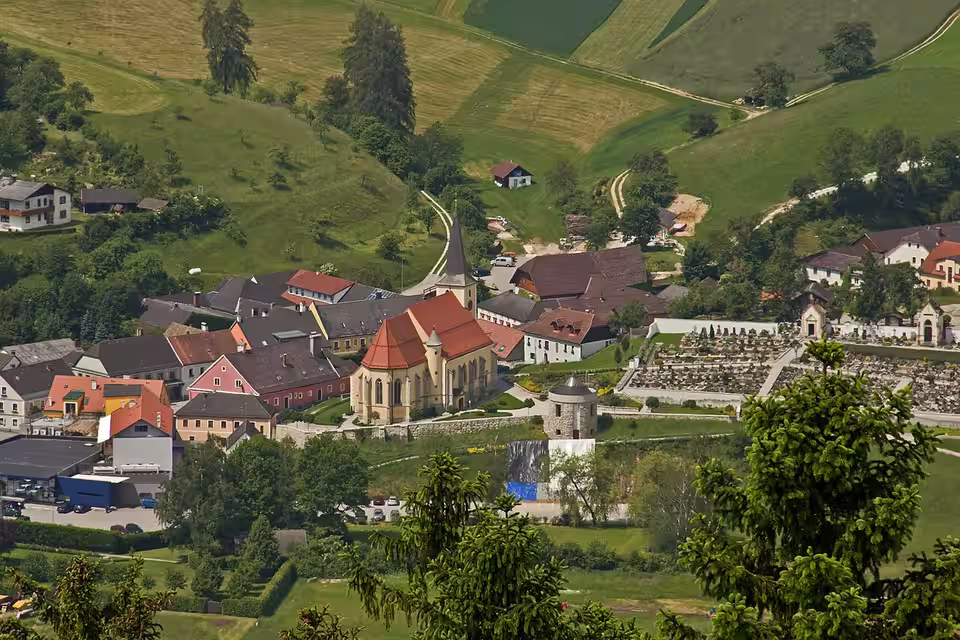 Blick auf Waldhausen im Strudengau mit Pfarrkirche