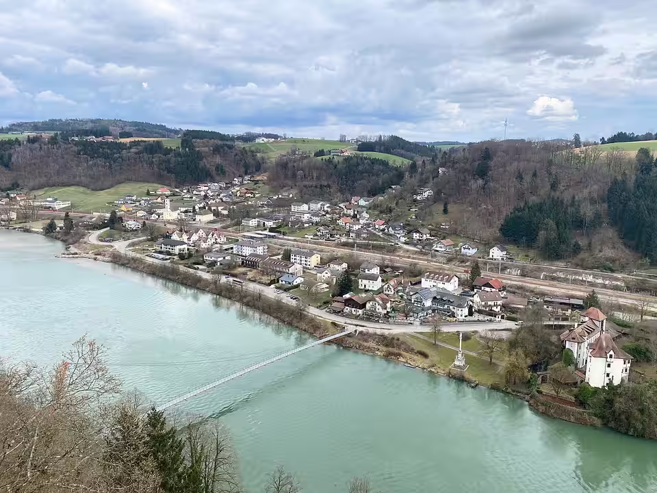Blick von Schloss Neuburg über den Inn auf Wernstein am Inn