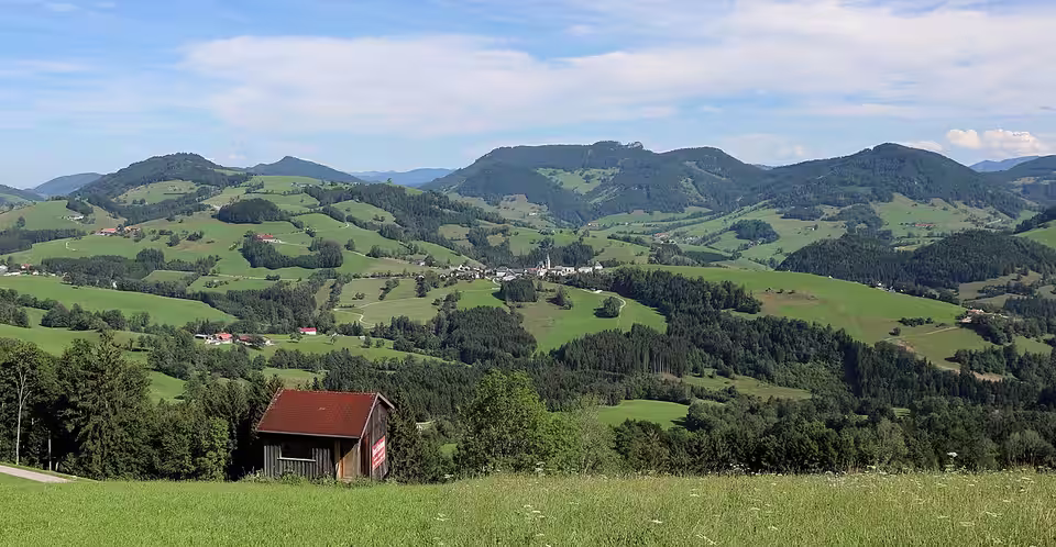 Blick vom Glasenberg auf Maria Neustift und die umliegenden Hügel