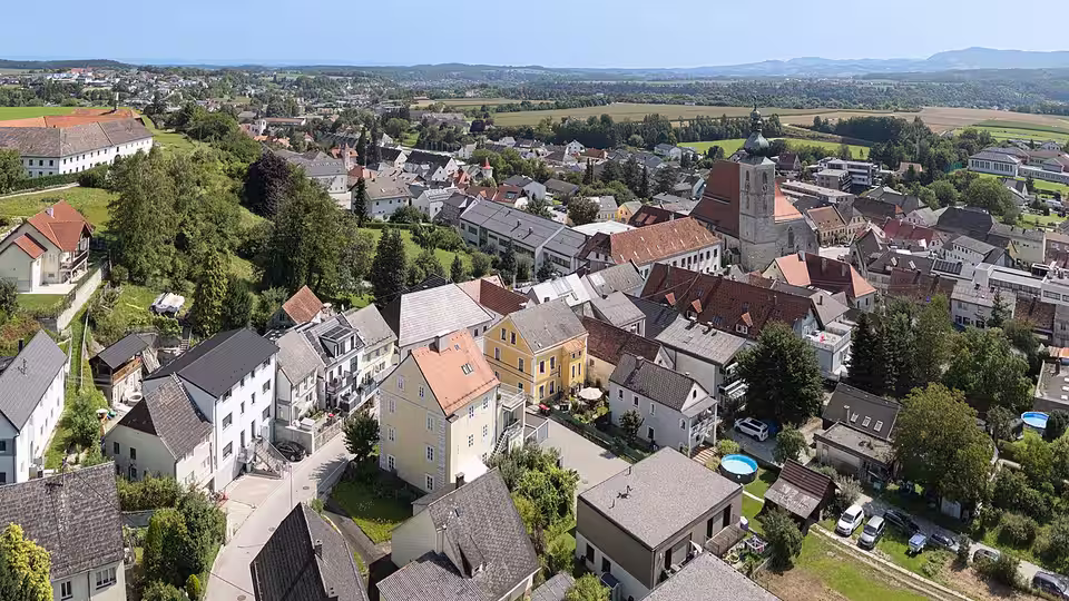 Ortszentrum von Sierning mit Kirche und Schloss