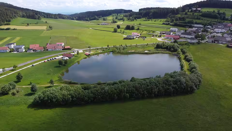 Luftaufnahme des Landschaftsteichs in Ottenschlag im Mühlkreis