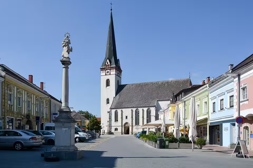 Marktplatz mit Kirche und Mariensäule in Ottensheim