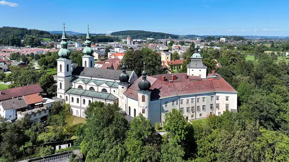 Schloss Puchheim mit Basilika in Attnang-Puchheim