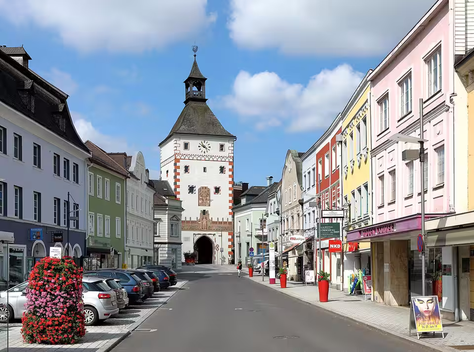 Vorstadt mit unterem Stadtturm in Vöcklabruck