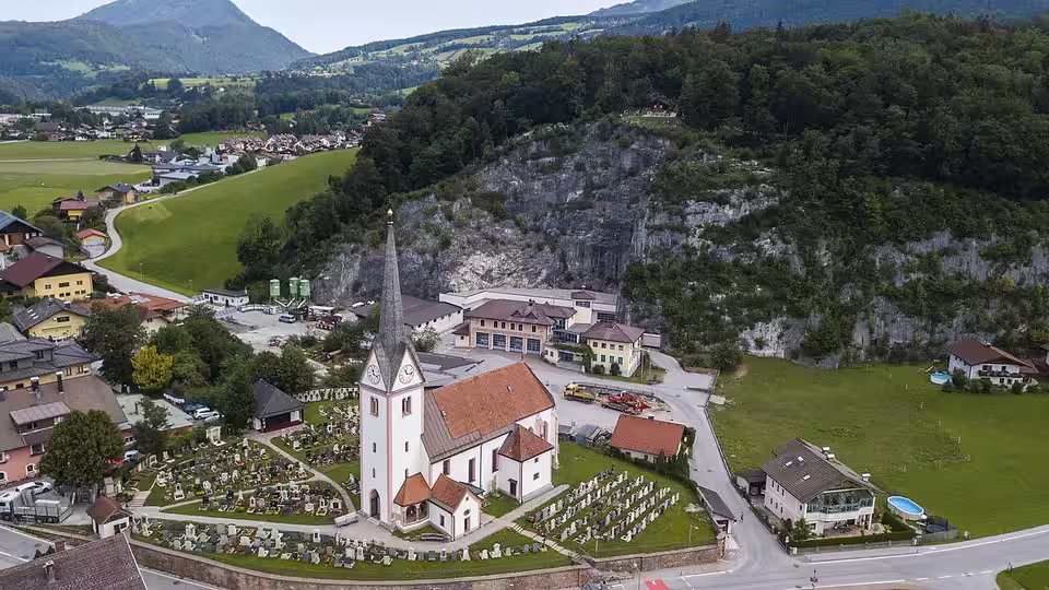 Pfarrkirche und Ortsansicht von Adnet