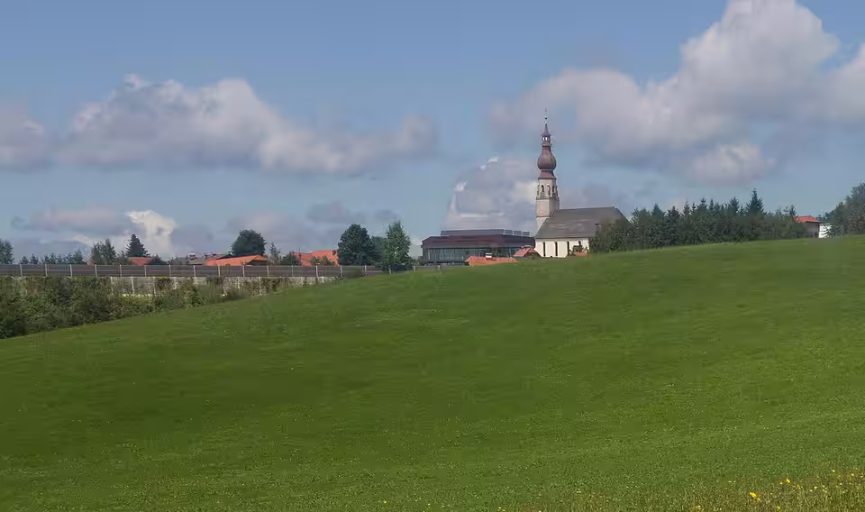 Ortsansicht mit Pfarrkirche in Hallwang