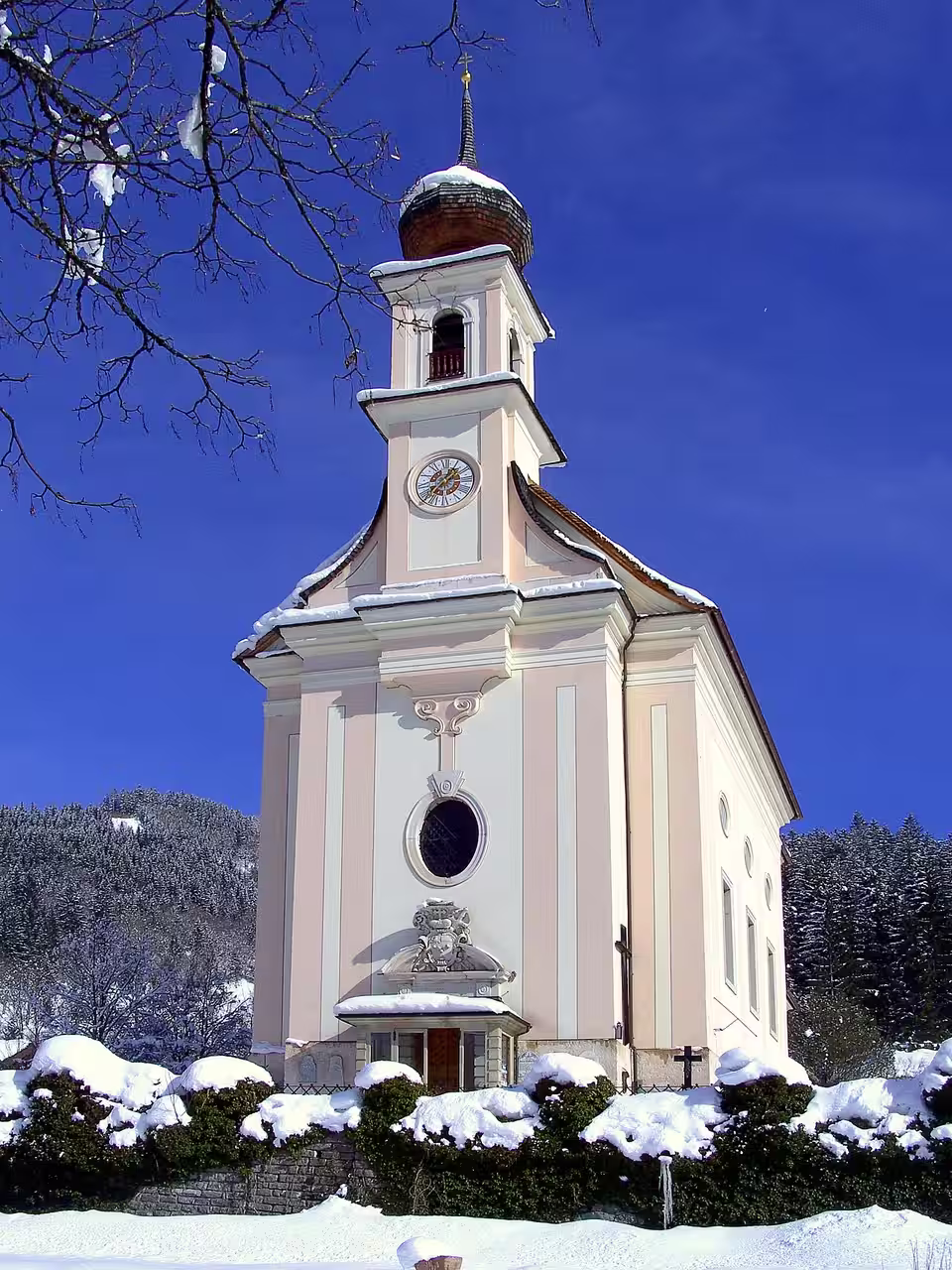 Pfarrkirche in Flachau im Winter