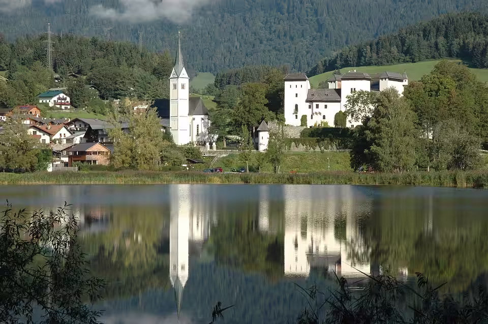 Goldegg mit Kirche und Schloss am Goldegger See
