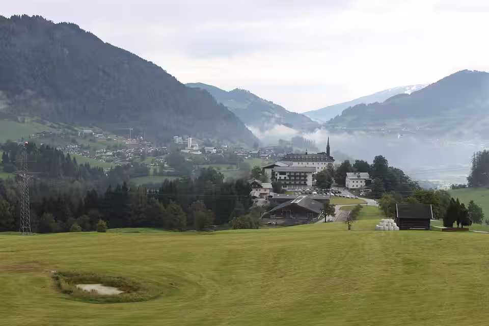 Schloss Schernberg in Schwarzach im Pongau mit St. Veit im Hintergrund