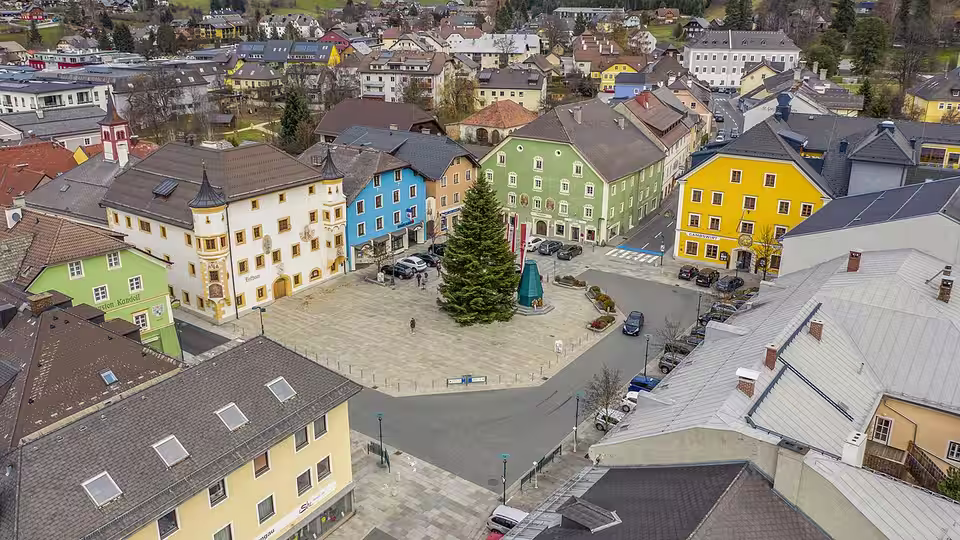 Luftaufnahme des Marktplatzes von Tamsweg